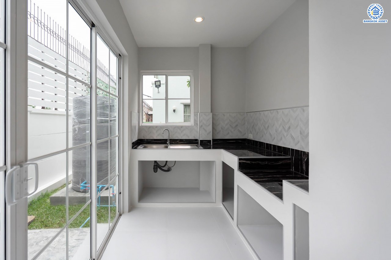 บ้านมือสองตกแต่งใหม่ แบรนด์ LH ม.มัณฑนา ราชพฤกษ์ เนื้อที่ 57.4 ตร.ว. ฟังก์ชัน 3 ห้องนอน 2 ห้องน้ำ จอดรถได้ 2 คัน พร้อมห้องอเนกประสงค์ 1 ห้อง สามารถปรับเปลี่ยนเป็นห้องทำงาน หรือห้องนอนได้ตามความต้องการ Facilities ตอบโจทย์ทุกกิจกรรม! บนทำเลใกล้วงเวียนพระราม5 เซ็นทรัลเวสต์เกต และรถไฟฟ้า "สถานีบางรักน้อยท่าอิฐ"